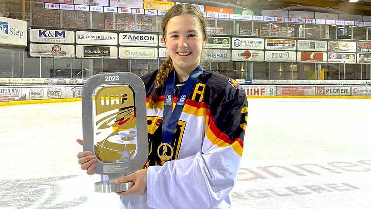 Löwen Spielerin steigt bei U18 WM mit Frauen Team auf Löwen Nachwuchs